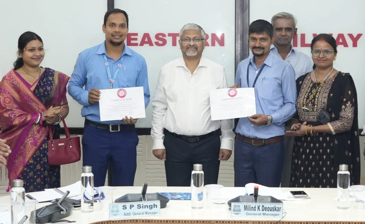 पटरी पर टला बड़ा हादसा: पूर्व रेलवे के महाप्रबंधक ने दो जांबाज रेलकर्मियों को किया सम्मानित 1 पटरी पर टला बड़ा हादसा: पूर्व रेलवे के महाप्रबंधक ने दो जांबाज रेलकर्मियों को किया सम्मानित