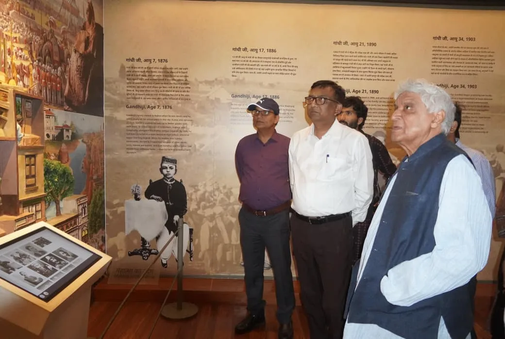 बापू टावर बना वैश्विक आकर्षण: जावेद अख्तर ने बताया दुनिया का सबसे प्रभावशाली गांधी संग्रहालय 1 बापू टावर बना वैश्विक आकर्षण: जावेद अख्तर ने बताया दुनिया का सबसे प्रभावशाली गांधी संग्रहालय