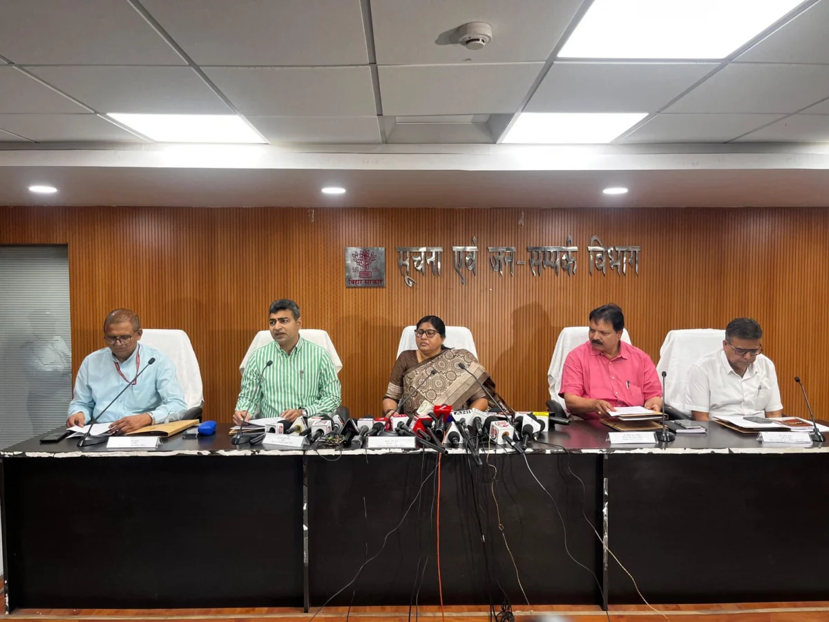 बिहार में खाद्य सुरक्षा और उपभोक्ता अधिकारों का नया सवेरा: धान अधिप्राप्ति में 99.84 प्रतिशत की ऐतिहासिक सफलता; किसानों को 48 घंटे में गेहूँ का भुगतान और एक लाख घरों तक पहुँची पीएनजी की 'पाइपलाइन' क्रांति 1 बिहार में खाद्य सुरक्षा और उपभोक्ता अधिकारों का नया सवेरा: धान अधिप्राप्ति में 99.84 प्रतिशत की ऐतिहासिक सफलता; किसानों को 48 घंटे में गेहूँ का भुगतान और एक लाख घरों तक पहुँची पीएनजी की 'पाइपलाइन' क्रांति