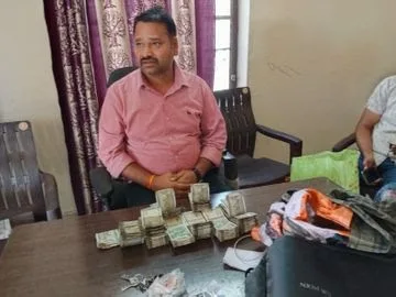 3.70 लाख रुपये के साथ पकड़ा गया एईएन: ACB ने ऑटो से उतारकर की तलाशी, बैग में मिले नोटों के बंडल