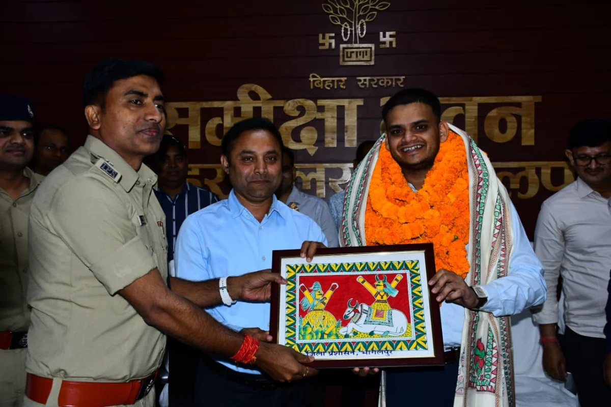 भागलपुर: सहायक समाहर्ता जतिन कुमार को दी गई भावभीनी विदाई 1 भागलपुर: सहायक समाहर्ता जतिन कुमार को दी गई भावभीनी विदाई