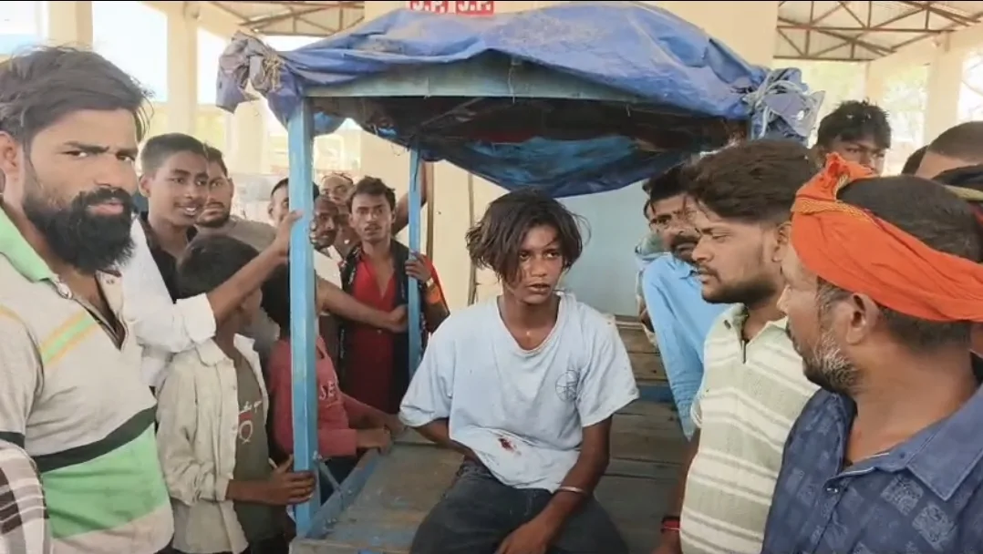 बिहार शरीफ में मोबाइल छीनकर भाग रहे किशोर की लोगों ने पकड़कर की पिटाई, जेब से मिले कई सिम कार्ड