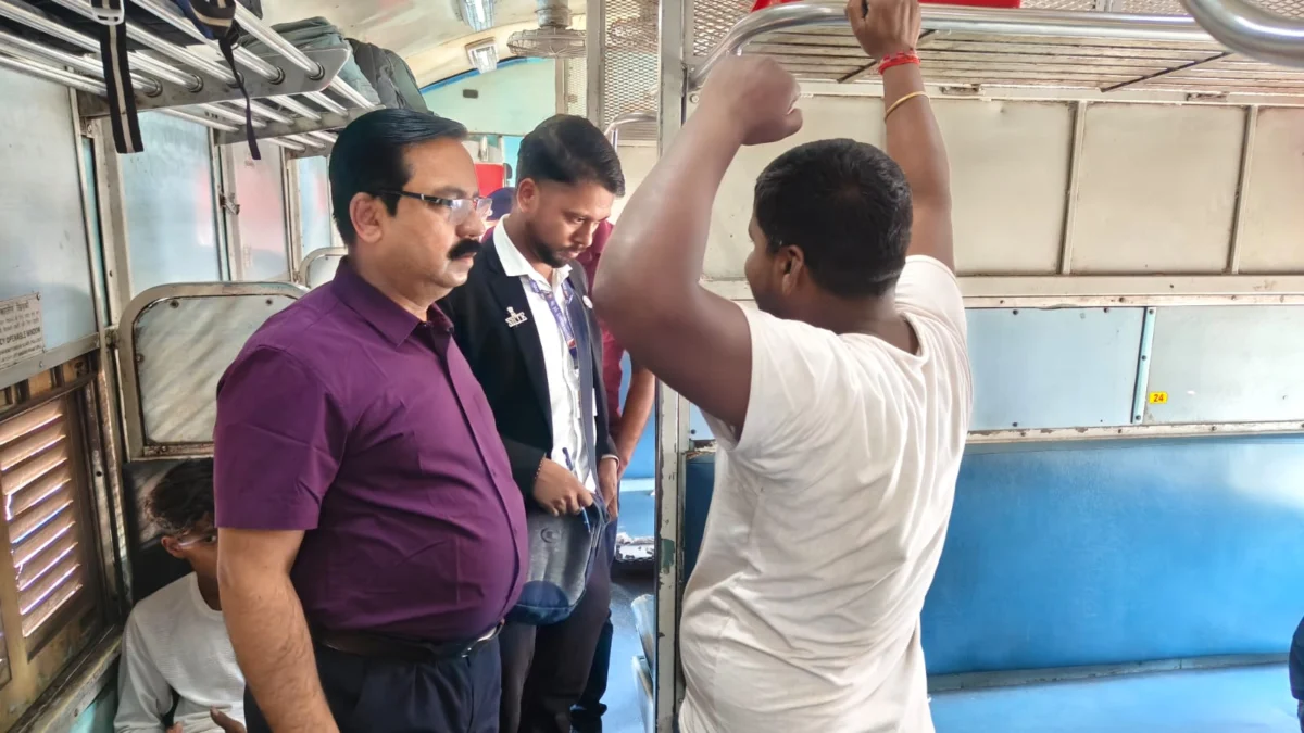 मालदा रेल मंडल का सघन टिकट चेकिंग अभियान: 305 यात्री बिना टिकट धराए, दो लाख रुपये से अधिक का वसूला गया जुर्माना