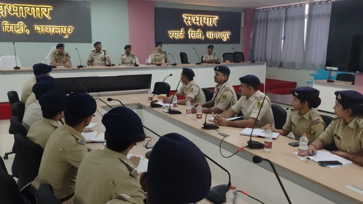 भागलपुर : कंट्रोल एंड कमांड सेंटर में सब-इंस्पेक्टरों को मिला 'स्मार्ट पुलिसिंग' का मंत्र, वैज्ञानिक जांच पर फोकस 1 भागलपुर : कंट्रोल एंड कमांड सेंटर में सब-इंस्पेक्टरों को मिला 'स्मार्ट पुलिसिंग' का मंत्र, वैज्ञानिक जांच पर फोकस