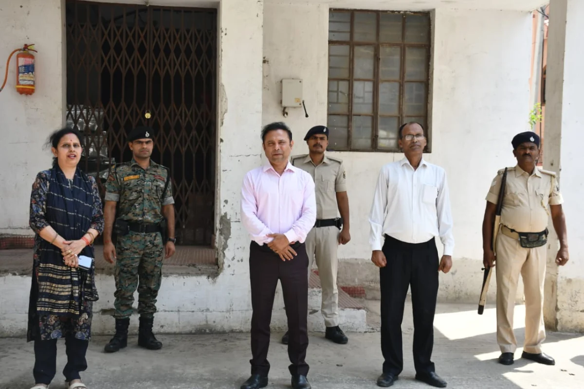 भागलपुर में डीएम ने किया ईवीएम-वीवीपैट वेयरहाउस का निरीक्षण, सुरक्षा व्यवस्था का लिया जायजा 1 भागलपुर में डीएम ने किया ईवीएम-वीवीपैट वेयरहाउस का निरीक्षण, सुरक्षा व्यवस्था का लिया जायजा