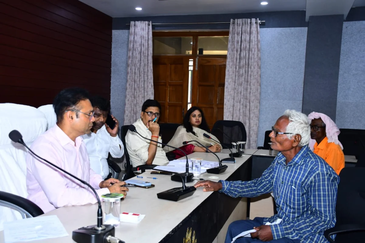 भागलपुर में ‘सबका सम्मान-जीवन आसान’ के तहत जनसुनवाई, 30 मामलों पर डीएम ने की सुनवाई 1 भागलपुर में ‘सबका सम्मान-जीवन आसान’ के तहत जनसुनवाई, 30 मामलों पर डीएम ने की सुनवाई