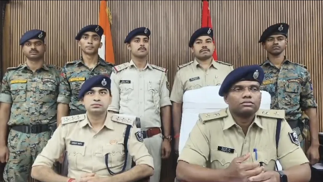 सुपौल में फर्जी दस्तावेज बनाने वाले अंतरराज्यीय गिरोह का पर्दाफाश, वेबसाइट के जरिए तैयार हो रहे थे आधार-पैन, तीन आरोपी गिरफ्तार 1 सुपौल में फर्जी दस्तावेज बनाने वाले अंतरराज्यीय गिरोह का पर्दाफाश, वेबसाइट के जरिए तैयार हो रहे थे आधार-पैन, तीन आरोपी गिरफ्तार