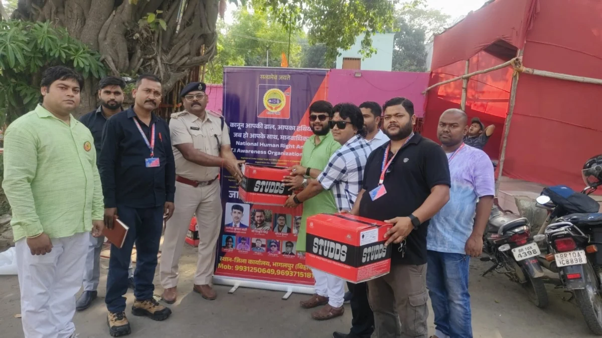 अंबेडकर जयंती पर भागलपुर में अनोखी पहल, मानवाधिकार टीम ने बांटे सैकड़ों हेलमेट 1 अंबेडकर जयंती पर भागलपुर में अनोखी पहल, मानवाधिकार टीम ने बांटे सैकड़ों हेलमेट