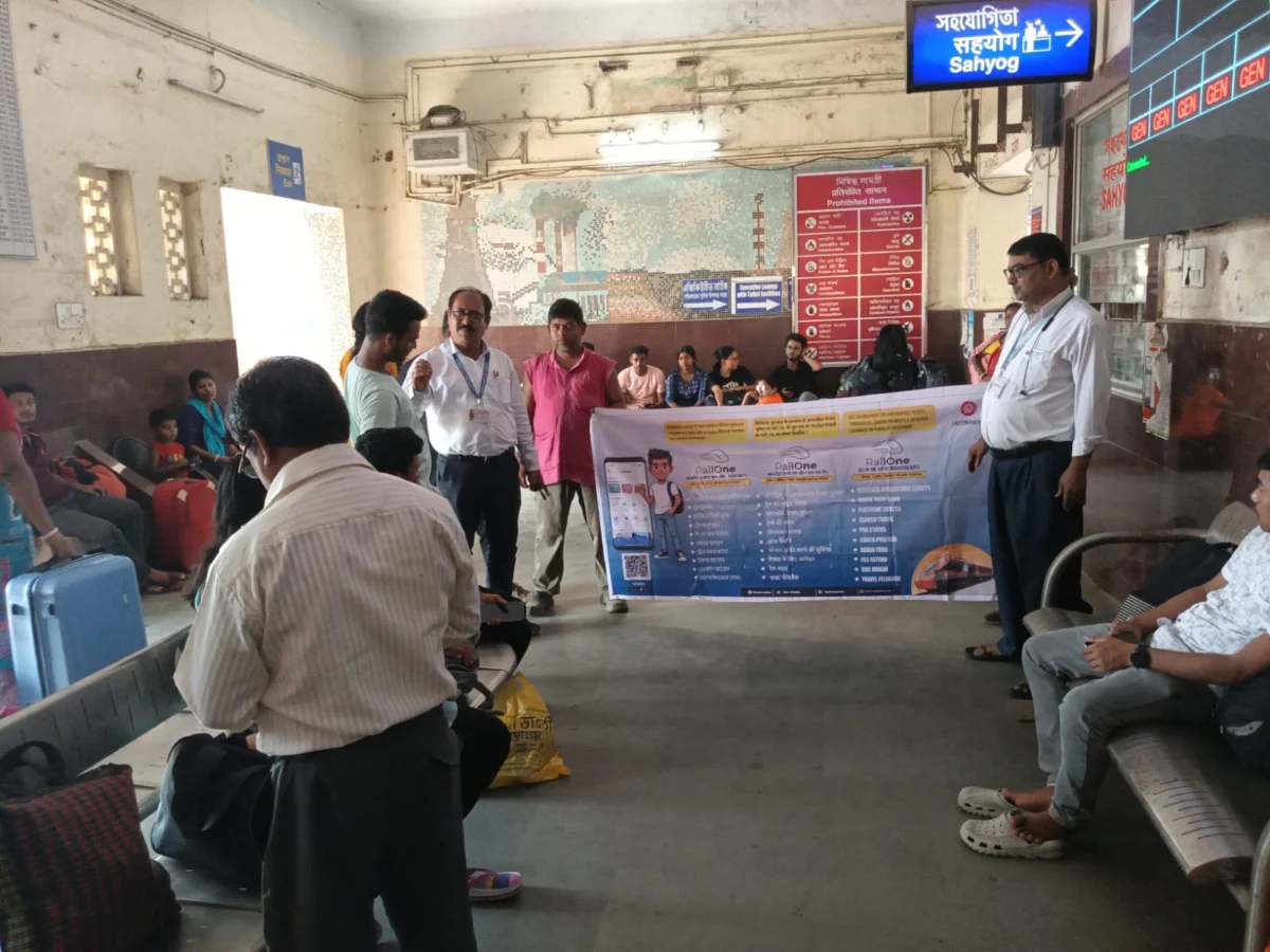 न्यू फरक्का स्टेशन पर RailOne ऐप जागरूकता अभियान, यात्रियों को दी डिजिटल सेवाओं की जानकारी 1 न्यू फरक्का स्टेशन पर RailOne ऐप जागरूकता अभियान, यात्रियों को दी डिजिटल सेवाओं की जानकारी