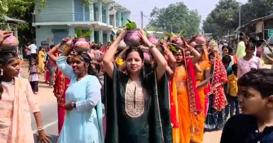 ग्राम मरचिरमा में श्री कार्तिक जी की प्राण प्रतिष्ठा को लेकर भव्य कलश शोभायात्रा, हजारों श्रद्धालुओं की उमड़ी भीड़