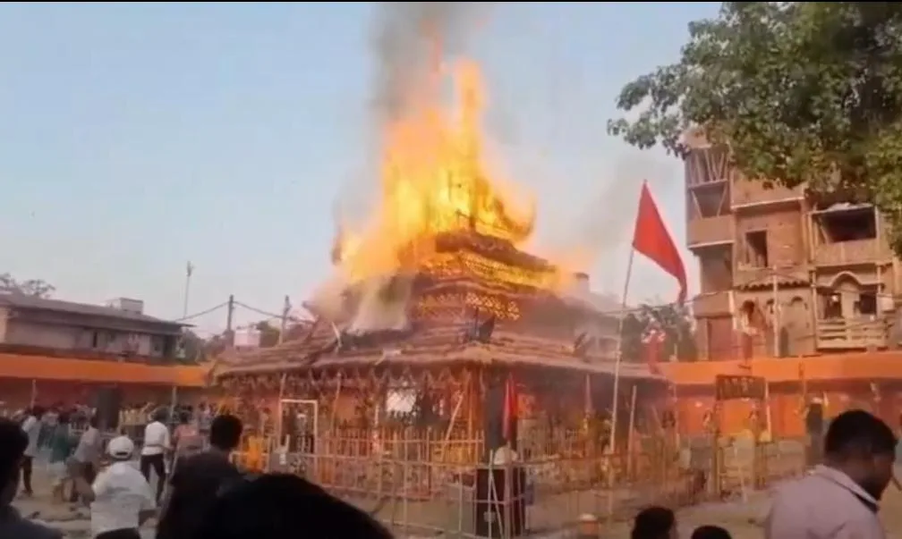 भागलपुर में चंडी महायज्ञ पंडाल में भीषण आग, पूरा मंडप जलकर खाक 1 भागलपुर में चंडी महायज्ञ पंडाल में भीषण आग, पूरा मंडप जलकर खाक