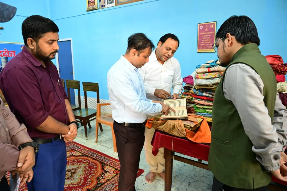 नाथनगर जैन मंदिर की अनमोल विरासत अब होगी 'डिजिटल': जिलाधिकारी ने देखीं 6 हजार से अधिक पांडुलिपियां, ज्ञान भारतम् पोर्टल पर सहेजा जाएगा इतिहास 1 नाथनगर जैन मंदिर की अनमोल विरासत अब होगी 'डिजिटल': जिलाधिकारी ने देखीं 6 हजार से अधिक पांडुलिपियां, ज्ञान भारतम् पोर्टल पर सहेजा जाएगा इतिहास