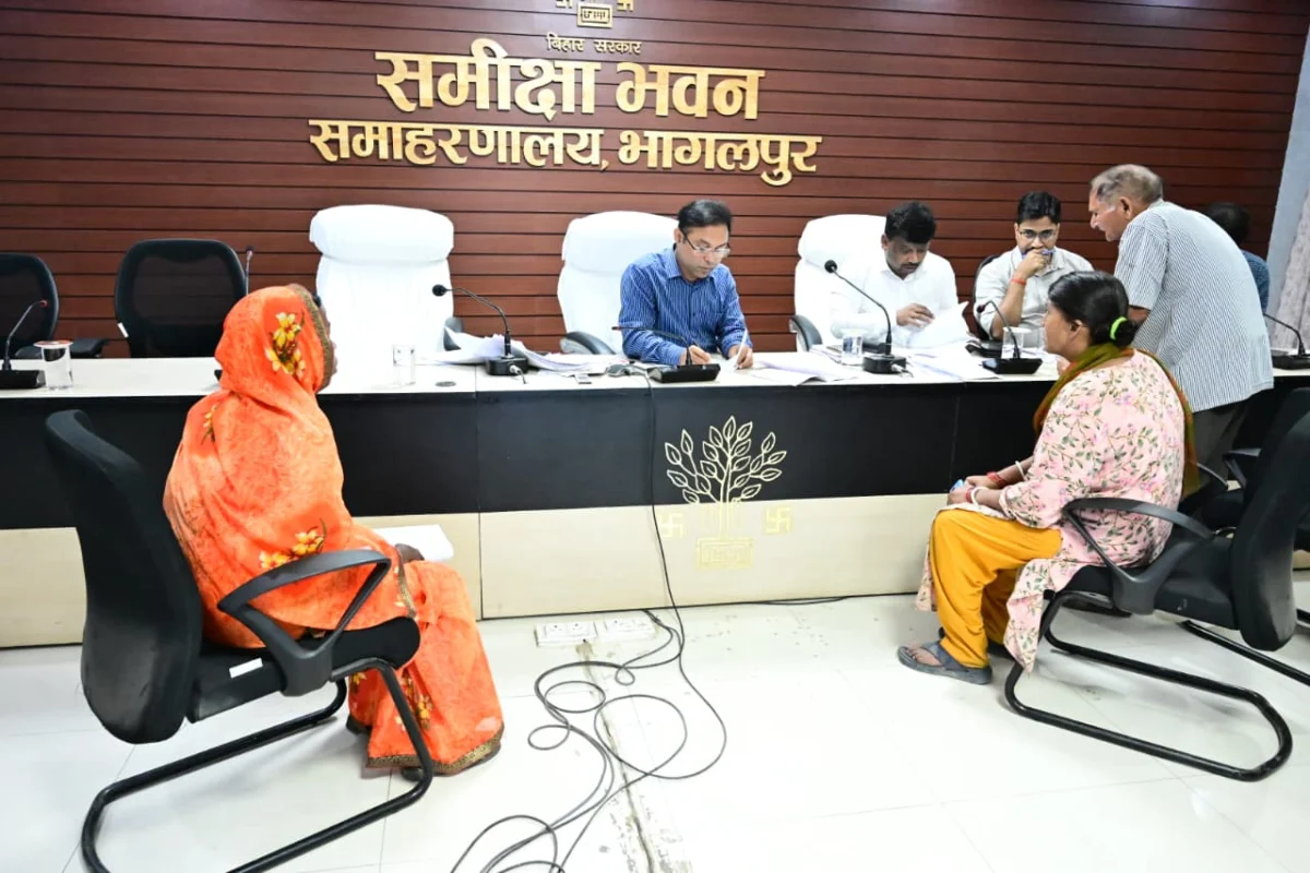 भागलपुर में ‘सबका सम्मान–जीवन आसान’ के तहत जनसुनवाई, 30 आवेदनों पर हुई कार्रवाई 1 भागलपुर में ‘सबका सम्मान–जीवन आसान’ के तहत जनसुनवाई, 30 आवेदनों पर हुई कार्रवाई