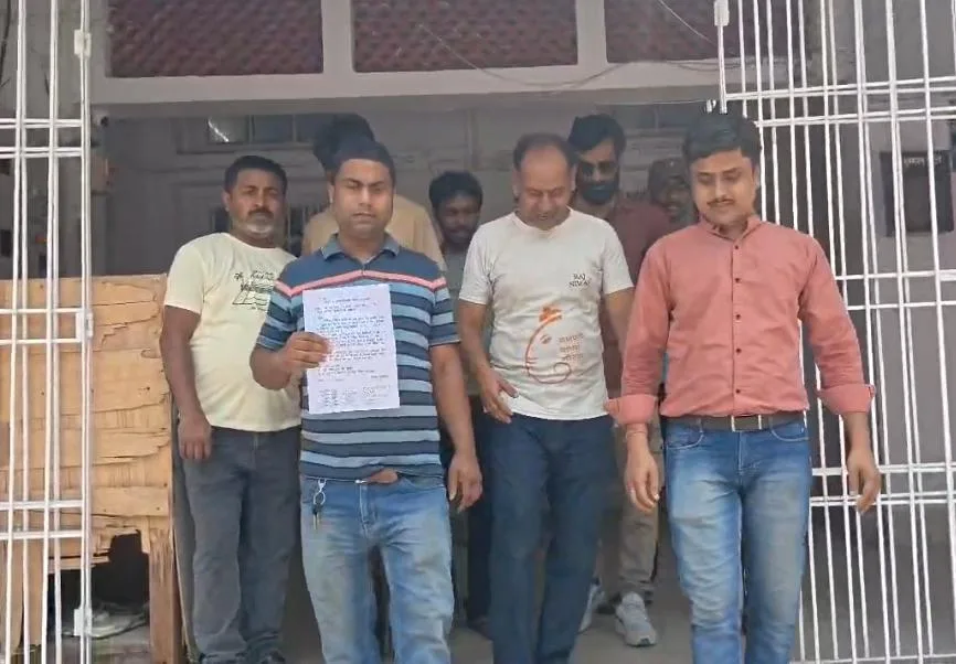 नाथनगर में गैस सप्लाई पर संकट, एजेंसी की कार्यप्रणाली से नाराज उपभोक्ता पहुंचे SDO कार्यालय 1 नाथनगर में गैस सप्लाई पर संकट, एजेंसी की कार्यप्रणाली से नाराज उपभोक्ता पहुंचे SDO कार्यालय