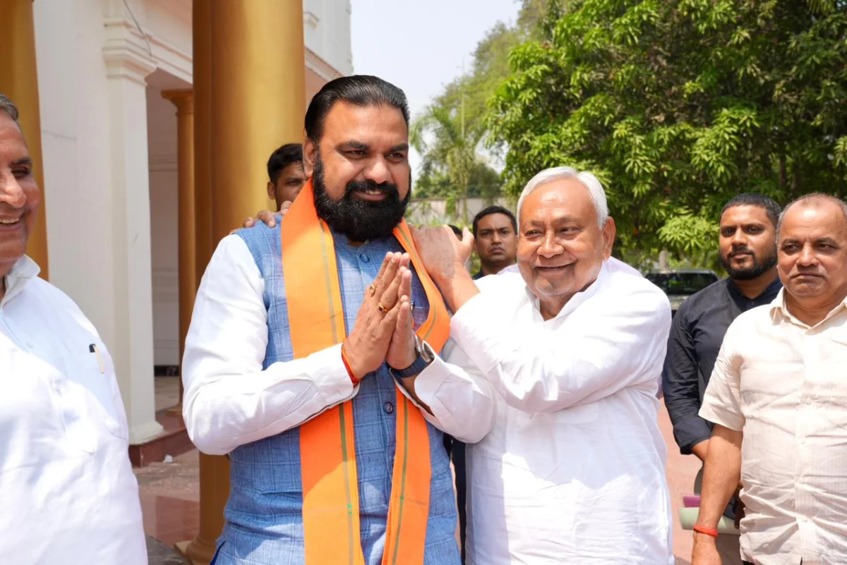 पटना में बड़ी सियासी हलचल: मुख्यमंत्री सम्राट चौधरी से मिलने 5 देशरत्न मार्ग पहुँचे नीतीश कुमार 1 पटना में बड़ी सियासी हलचल: मुख्यमंत्री सम्राट चौधरी से मिलने 5 देशरत्न मार्ग पहुँचे नीतीश कुमार