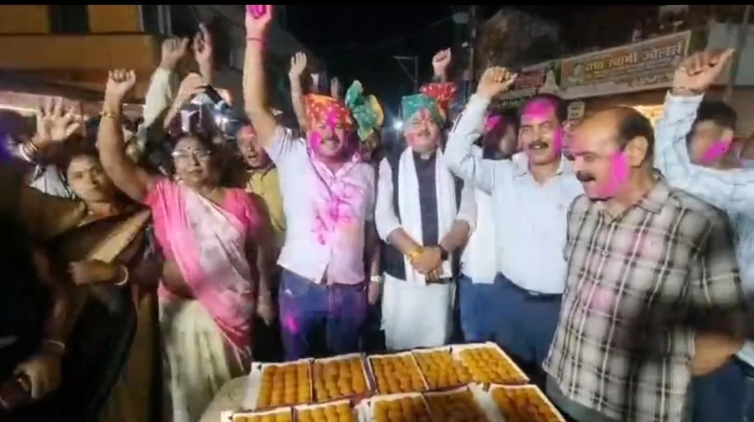 सम्राट चौधरी के मुख्यमंत्री बनने पर सबौर में जश्न का माहौल, मिठाई बांटकर लोगों ने जताई खुशी 1 सम्राट चौधरी के मुख्यमंत्री बनने पर सबौर में जश्न का माहौल, मिठाई बांटकर लोगों ने जताई खुशी