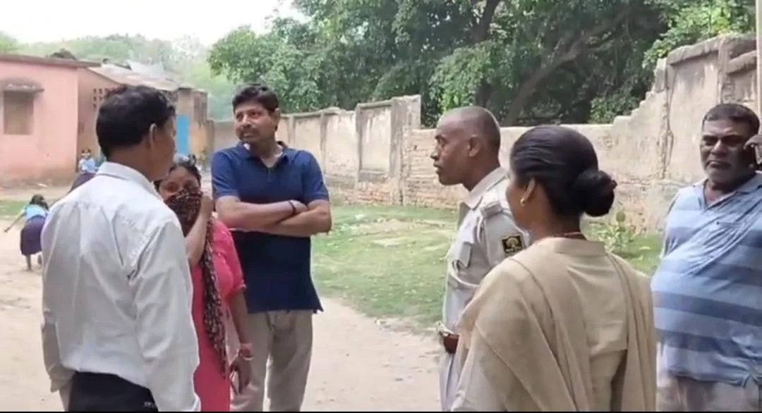 नाथनगर में नौकरी दिलाने के नाम पर ठगी का आरोप, पैसे मांगने पर स्कूल में हंगामा 1 नाथनगर में नौकरी दिलाने के नाम पर ठगी का आरोप, पैसे मांगने पर स्कूल में हंगामा