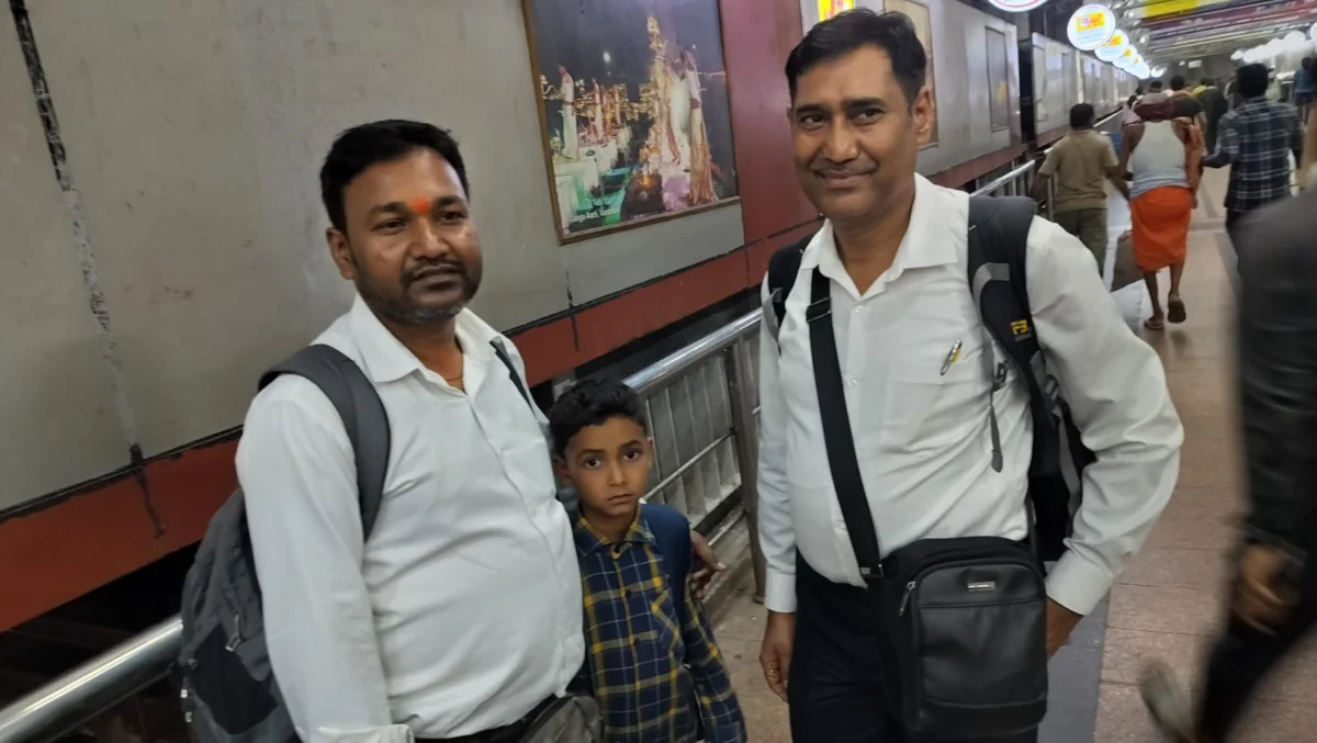 विक्रमशिला एक्सप्रेस में बिछड़े बच्चे को टीटीई टीम ने सुरक्षित मिलाया, मालदा मंडल की सतर्कता और संवेदनशीलता की मिसाल 1 विक्रमशिला एक्सप्रेस में बिछड़े बच्चे को टीटीई टीम ने सुरक्षित मिलाया, मालदा मंडल की सतर्कता और संवेदनशीलता की मिसाल