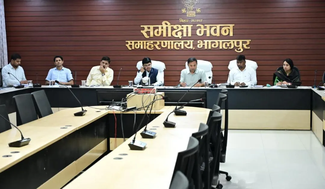 जनता की शिकायतों पर सुस्ती बर्दाश्त नहीं: भागलपुर जिलाधिकारी का सख्त अल्टीमेटम, 72 घंटे में फाइलें निपटाने का आदेश 1 जनता की शिकायतों पर सुस्ती बर्दाश्त नहीं: भागलपुर जिलाधिकारी का सख्त अल्टीमेटम, 72 घंटे में फाइलें निपटाने का आदेश