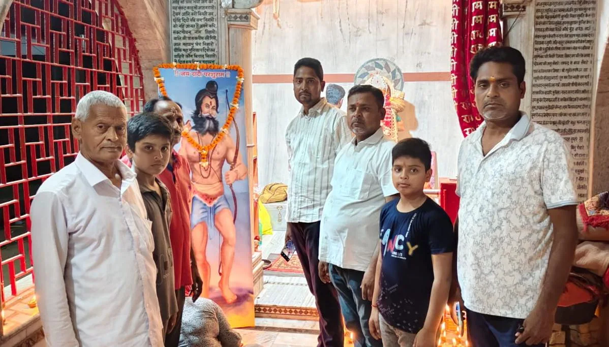 परशुराम जयंती पर भक्ति और श्रद्धा का संगम: भागलपुर में माल्यार्पण, आरती और प्रसाद वितरण 1 परशुराम जयंती पर भक्ति और श्रद्धा का संगम: भागलपुर में माल्यार्पण, आरती और प्रसाद वितरण