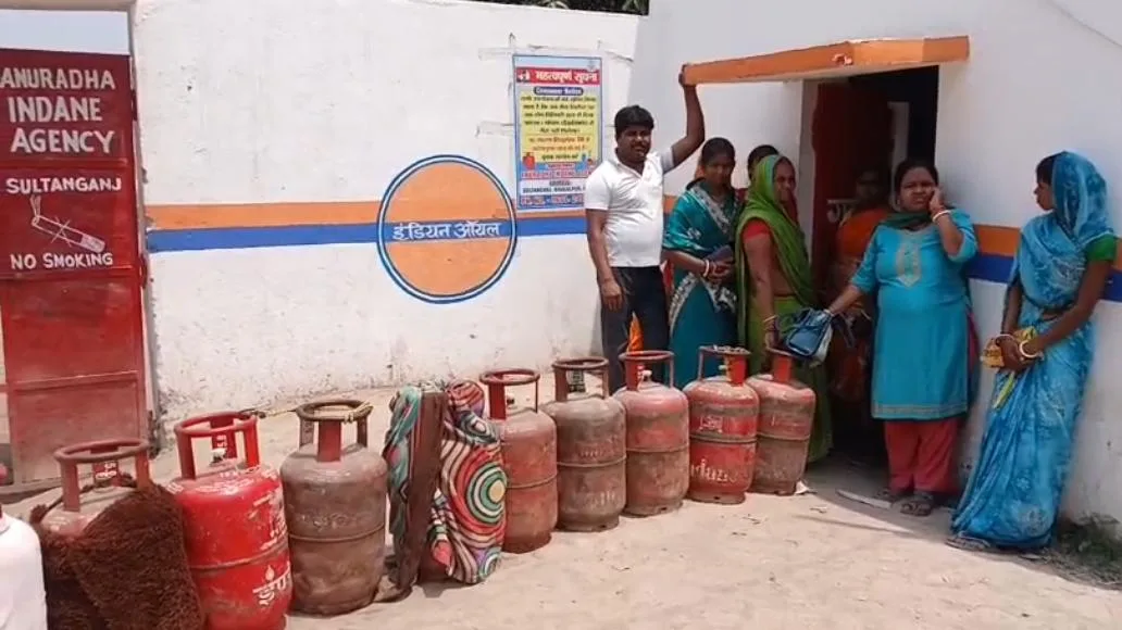 सुल्तानगंज में गैस सिलेंडर की किल्लत से हाहाकार: लंबी कतारों में तपती धूप में खड़े उपभोक्ता, ब्लैक मार्केटिंग के आरोप 1 सुल्तानगंज में गैस सिलेंडर की किल्लत से हाहाकार: लंबी कतारों में तपती धूप में खड़े उपभोक्ता, ब्लैक मार्केटिंग के आरोप