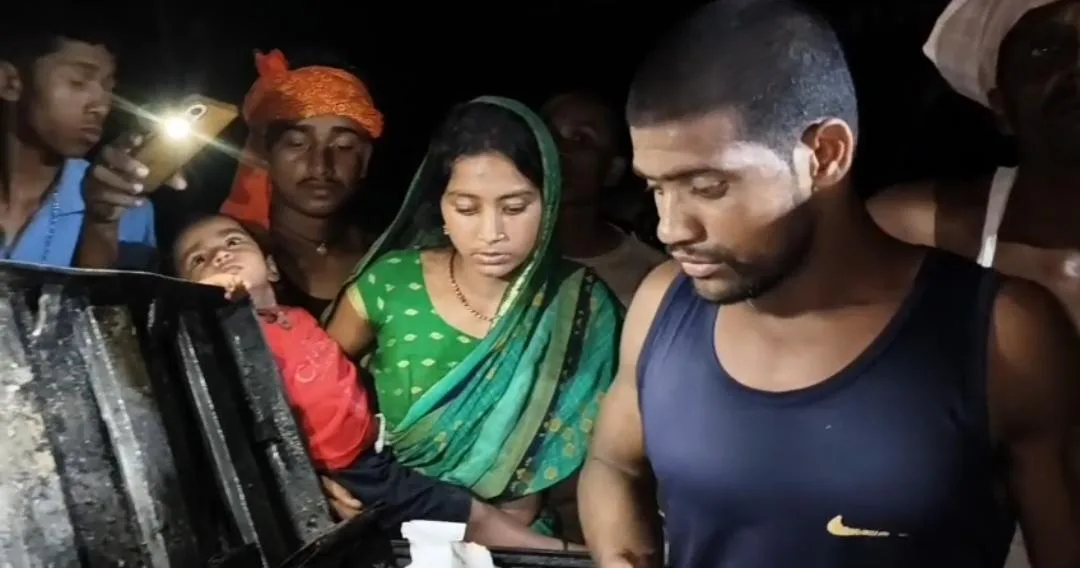 नाथनगर में शॉर्ट सर्किट से भीषण आग: आधा दर्जन घर जलकर राख, लाखों का नुकसान 1 नाथनगर में शॉर्ट सर्किट से भीषण आग: आधा दर्जन घर जलकर राख, लाखों का नुकसान