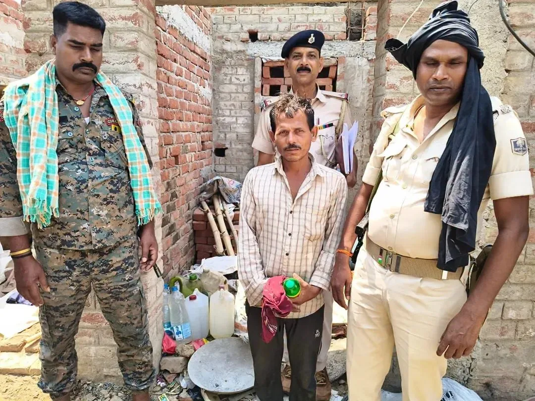 गोह में अवैध शराब के खिलाफ पुलिस की बड़ी कार्रवाई, 150 लीटर जावा महुआ नष्ट, 29 लीटर देसी शराब बरामद