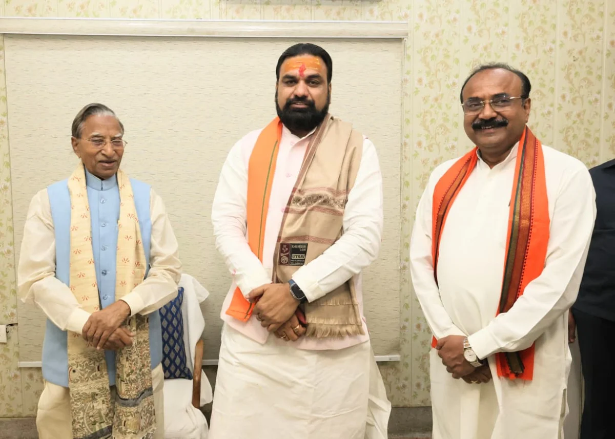 अनुभव और ऊर्जा का संगम: पटना के खाजपुरा पहुँचे मुख्यमंत्री सम्राट चौधरी, पूर्व राज्यपाल गंगा प्रसाद का लिया आशीर्वाद; विधायक संजीव चौरसिया की मौजूदगी में हुई शिष्टाचार मुलाकात 1 अनुभव और ऊर्जा का संगम: पटना के खाजपुरा पहुँचे मुख्यमंत्री सम्राट चौधरी, पूर्व राज्यपाल गंगा प्रसाद का लिया आशीर्वाद; विधायक संजीव चौरसिया की मौजूदगी में हुई शिष्टाचार मुलाकात