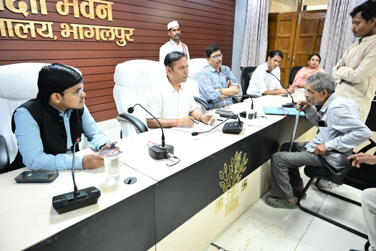 भागलपुर समाहरणालय में 'सबका सम्मान- जीवन आसान' की गूँज: जिलाधिकारी ने सुनी 20 फरियादियों की व्यथा; पेंशन और जमीन विवाद के समाधान पर जोर 1 भागलपुर समाहरणालय में 'सबका सम्मान- जीवन आसान' की गूँज: जिलाधिकारी ने सुनी 20 फरियादियों की व्यथा; पेंशन और जमीन विवाद के समाधान पर जोर