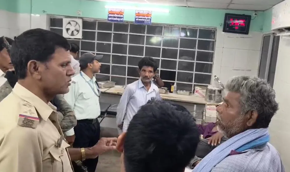 ​पीरपैंती के खानपुर में खौफ का तांडव: पहले खेत में पत्थरबाजी, फिर घर चढ़कर युवक को लहूलुहान किया; हवाई फायरिंग से इलाके में दहशत
