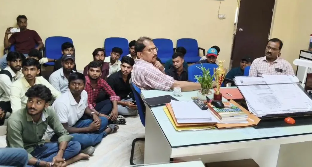 खौफ के साये में 'भविष्य' की पढ़ाई: मारवाड़ी कॉलेज के जर्जर छात्रावास पर छात्रों का फूटा गुस्सा; प्राचार्य दफ्तर का घेराव, 3 दिन की मोहलत 1 खौफ के साये में 'भविष्य' की पढ़ाई: मारवाड़ी कॉलेज के जर्जर छात्रावास पर छात्रों का फूटा गुस्सा; प्राचार्य दफ्तर का घेराव, 3 दिन की मोहलत