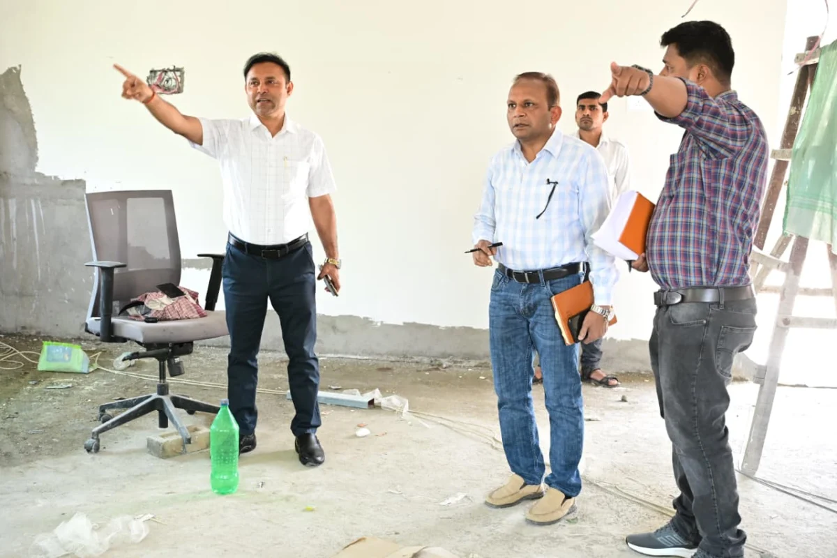 समीक्षा भवन में डिजिटल क्रांति का नया केंद्र: जिलाधिकारी ने किया BISWAN कार्यालय का निरीक्षण; जल्द शुरू होंगे हाई-टेक वीसी रूम