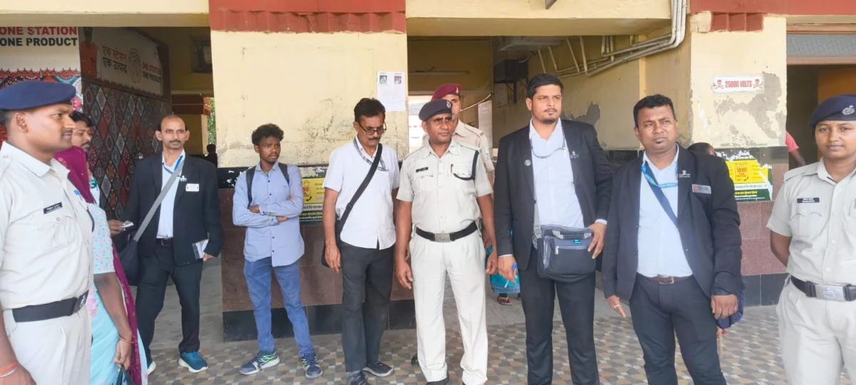 बरहरवा स्टेशन पर रेलवे का 'ऑपरेशन क्लीन': मजिस्ट्रेट चेकिंग से बिना टिकट यात्रियों में हड़कंप; 102 धराए, वसूला गया भारी जुर्माना 1 बरहरवा स्टेशन पर रेलवे का 'ऑपरेशन क्लीन': मजिस्ट्रेट चेकिंग से बिना टिकट यात्रियों में हड़कंप; 102 धराए, वसूला गया भारी जुर्माना