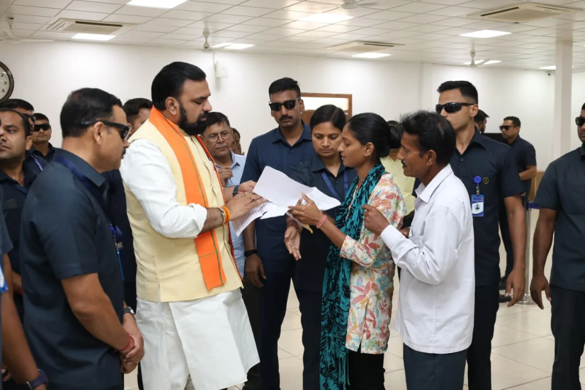 सचिवालय में उमड़ा जनसैलाब: मुख्यमंत्री सम्राट चौधरी ने व्यक्तिगत रूप से मिल जीता लोगों का दिल; 4 देशरत्न मार्ग पर बधाई देने वालों का तांता 1 सचिवालय में उमड़ा जनसैलाब: मुख्यमंत्री सम्राट चौधरी ने व्यक्तिगत रूप से मिल जीता लोगों का दिल; 4 देशरत्न मार्ग पर बधाई देने वालों का तांता