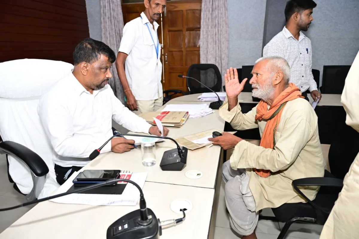 भागलपुर में सुशासन की नई दस्तक: 'सबका सम्मान- जीवन आसान' के तहत समस्याओं का समाधान; अपर समाहर्ता ने सुनीं 35 फरियादें 1 भागलपुर में सुशासन की नई दस्तक: 'सबका सम्मान- जीवन आसान' के तहत समस्याओं का समाधान; अपर समाहर्ता ने सुनीं 35 फरियादें