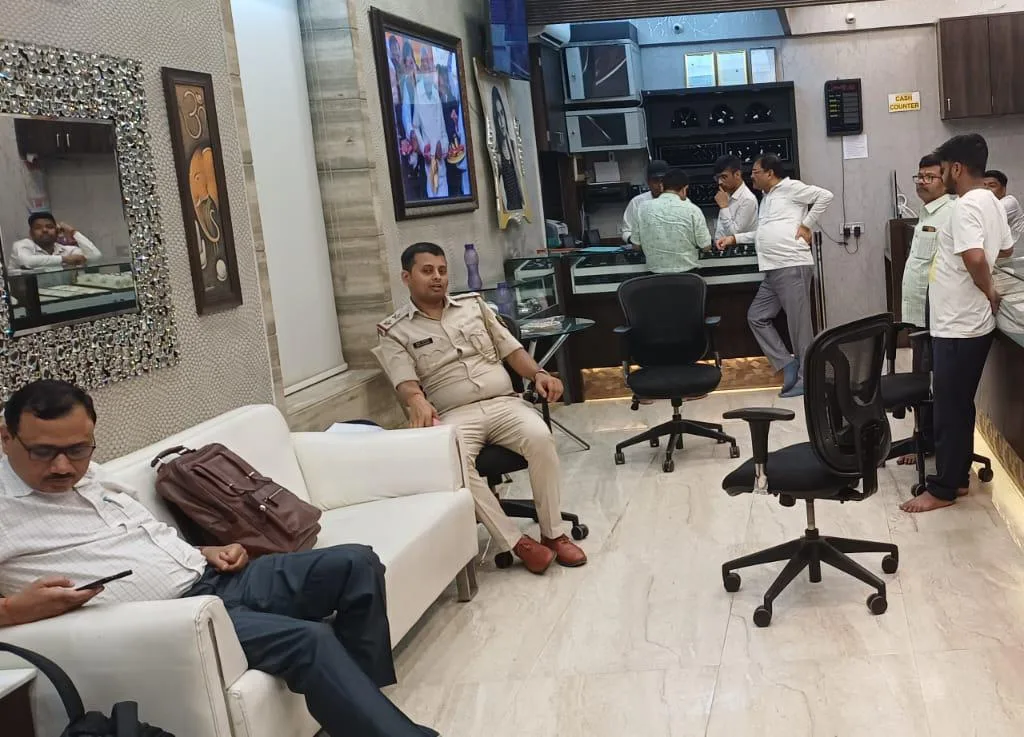किशनगंज के बड़े सोना कारोबारी पर आयकर विभाग का शिकंजा: राजेंद्र ज्वेलर्स के कई ठिकानों पर छापेमारी; कोलकाता तक जुड़े तार 1 किशनगंज के बड़े सोना कारोबारी पर आयकर विभाग का शिकंजा: राजेंद्र ज्वेलर्स के कई ठिकानों पर छापेमारी; कोलकाता तक जुड़े तार