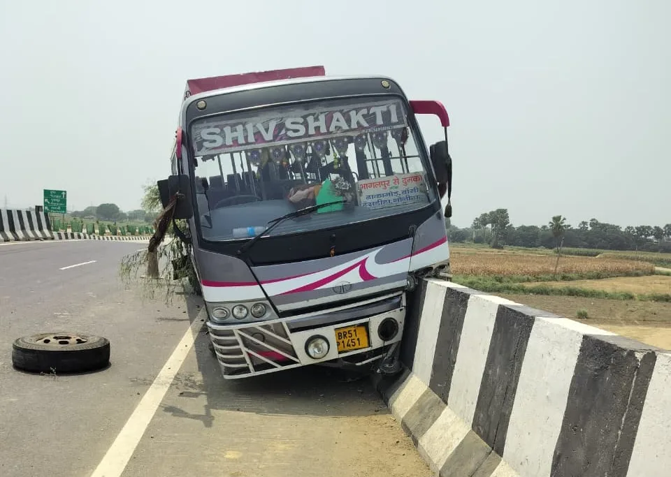 भागलपुर में बड़ा हादसा टला: बारात छोड़कर लौट रही बस अनियंत्रित होकर डिवाइडर से टकराई; जोरदार टक्कर के बाद चालक और खलासी फरार, खाली बस होने से बची कई जानें