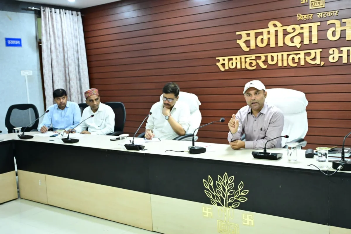 भागलपुर: लू का संकट बढ़ा तो थम जाएंगे वाहनों के पहिए; जनगणना और पेयजल पर डीएम नवल किशोर चौधरी का कड़ा रुख 1 भागलपुर: लू का संकट बढ़ा तो थम जाएंगे वाहनों के पहिए; जनगणना और पेयजल पर डीएम नवल किशोर चौधरी का कड़ा रुख