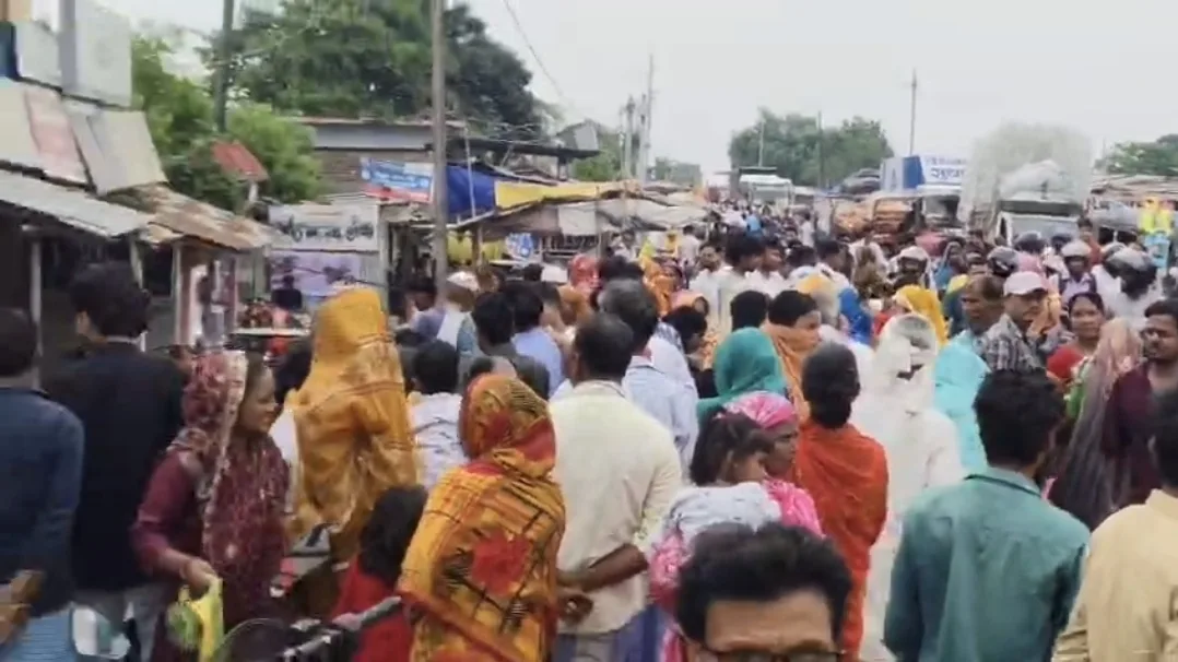 पूर्णिया में बड़ा बैंक घोटाला: 300 खातों से करीब 3 करोड़ की निकासी, आक्रोशित ग्रामीणों ने किया सड़क जाम 1 पूर्णिया में बड़ा बैंक घोटाला: 300 खातों से करीब 3 करोड़ की निकासी, आक्रोशित ग्रामीणों ने किया सड़क जाम