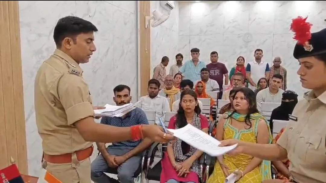 भागलपुर में वरीय पुलिस अधीक्षक का जनता दरबार: पारिवारिक और जमीन विवादों के त्वरित निपटारे पर जोर 1 भागलपुर में वरीय पुलिस अधीक्षक का जनता दरबार: पारिवारिक और जमीन विवादों के त्वरित निपटारे पर जोर