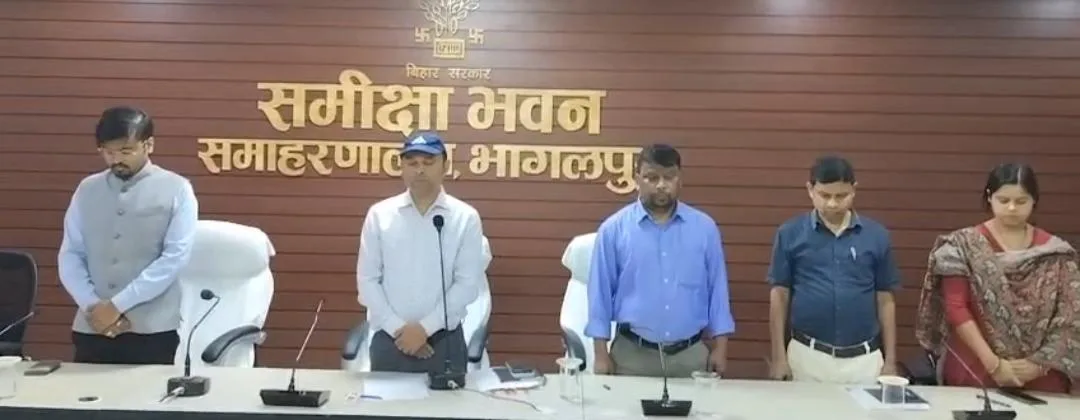 सुल्तानगंज गोलीकांड: दिवंगत कार्यपालक पदाधिकारी को श्रद्धांजलि, समीक्षा भवन में शोक सभा