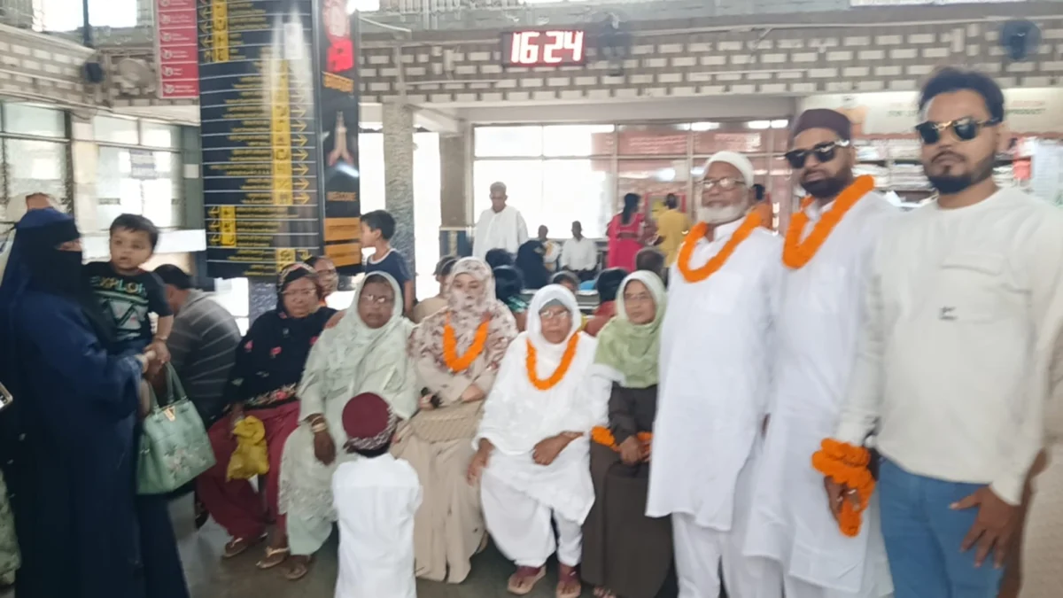सुल्तानगंज रेलवे स्टेशन से हज यात्रा पर रवाना हुआ एक परिवार, चार सदस्य मक्का के लिए निकले