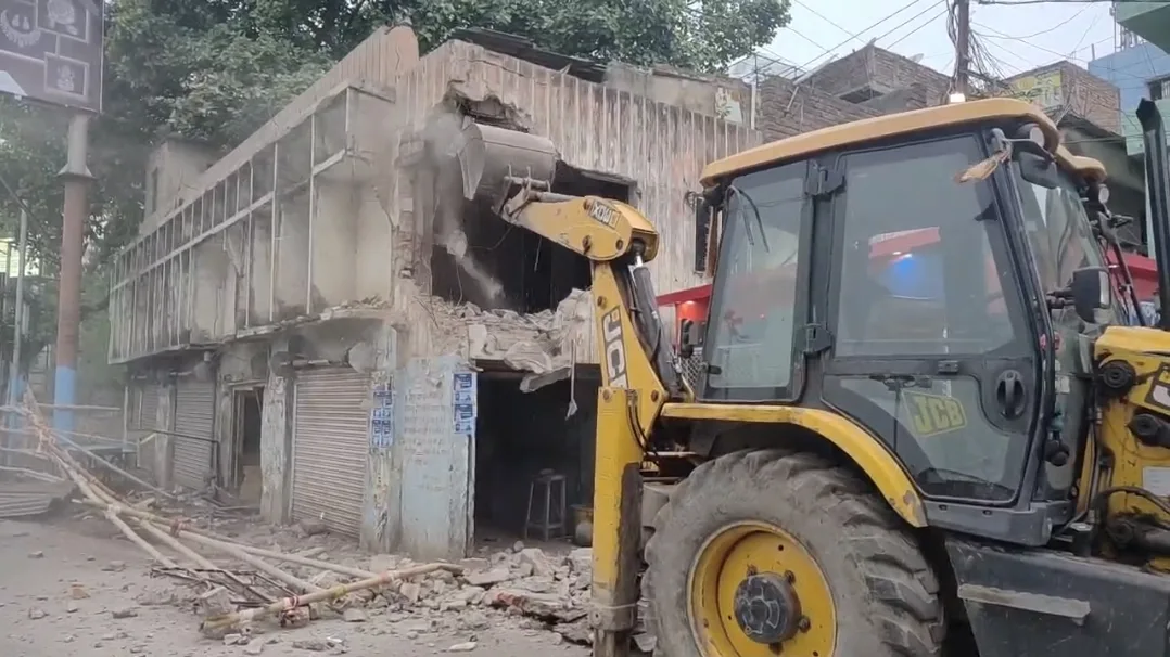 भागलपुर में अतिक्रमण पर बड़ा एक्शन, तिलकामांझी चौक के रिमझिम होटल पर चला बुलडोजर 1 भागलपुर में अतिक्रमण पर बड़ा एक्शन, तिलकामांझी चौक के रिमझिम होटल पर चला बुलडोजर