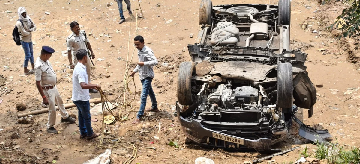 पटना के बिक्रम में बड़ा हादसा टला: तेज रफ्तार XUV नहर में गिरी, ग्रामीणों की तत्परता से पांचों की जान बची 1 पटना के बिक्रम में बड़ा हादसा टला: तेज रफ्तार XUV नहर में गिरी, ग्रामीणों की तत्परता से पांचों की जान बची