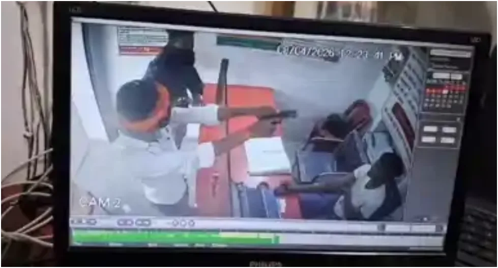 गया में दिनदहाड़े दुस्साहस: CSP केंद्र से 2.07 लाख की लूट, CCTV में कैद हुई वारदात