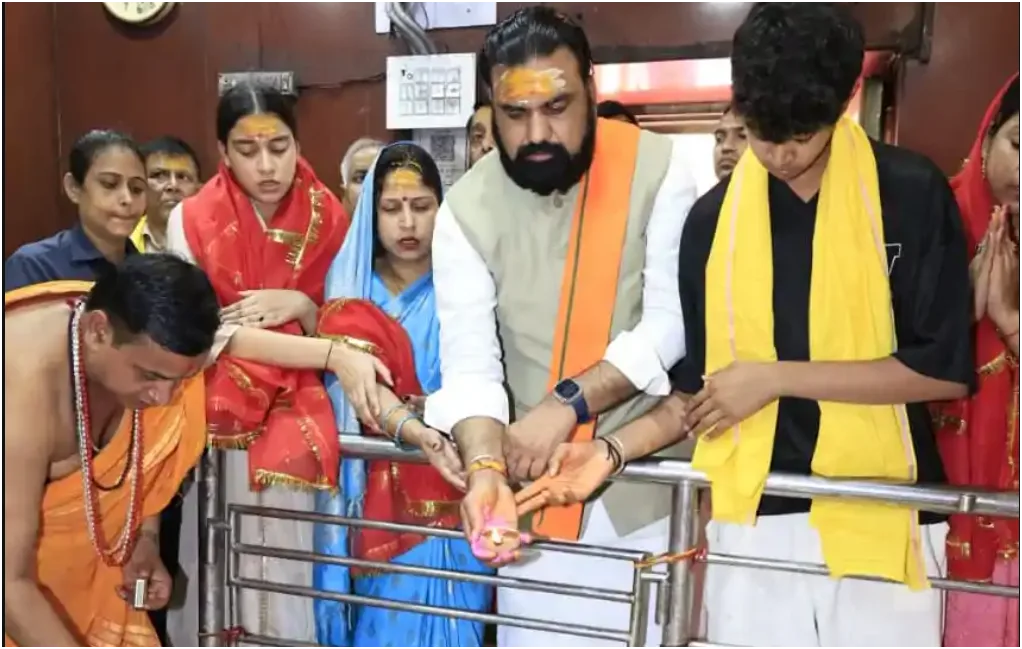 सीएम सम्राट चौधरी का धार्मिक दौरा जारी, बाबा हरिहर नाथ मंदिर में सपरिवार पूजा-अर्चना 1 सीएम सम्राट चौधरी का धार्मिक दौरा जारी, बाबा हरिहर नाथ मंदिर में सपरिवार पूजा-अर्चना
