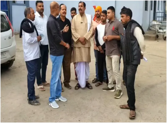 कैमूर सड़क हादसा: ससुराल जा रहे युवक की दर्दनाक मौत, तेज रफ्तार पिकअप बनी काल; अवैध गतिविधियों पर उठे सवाल 1 कैमूर सड़क हादसा: ससुराल जा रहे युवक की दर्दनाक मौत, तेज रफ्तार पिकअप बनी काल; अवैध गतिविधियों पर उठे सवाल
