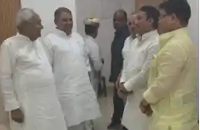 बिहार में सियासी हलचल तेज: RJD विधायक फैसल रहमान की सीएम नीतीश कुमार से मुलाकात, बदलते समीकरणों के संकेत 1 बिहार में सियासी हलचल तेज: RJD विधायक फैसल रहमान की सीएम नीतीश कुमार से मुलाकात, बदलते समीकरणों के संकेत