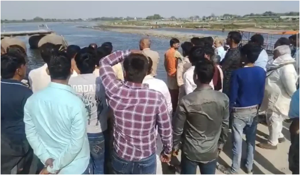 वृंदावन में दर्दनाक हादसा: यमुना में स्टीमर पलटा, कई लोगों की मौत, दर्जनों लापता 1 वृंदावन में दर्दनाक हादसा: यमुना में स्टीमर पलटा, कई लोगों की मौत, दर्जनों लापता