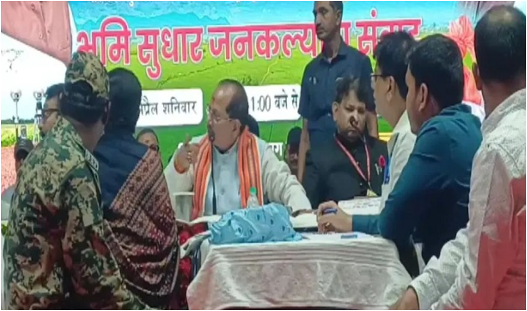 मुंगेर में ‘जन संवाद’ के दौरान छलका दर्द: डिप्टी सीएम के सामने रो पड़ी विधवा, तत्काल कार्रवाई के आदेश